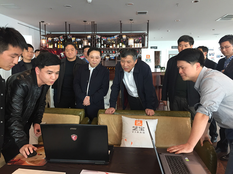 徐部长听取江西师大国家大学科技园孵化项目--瑶湖众创《艺早》团队汇报江西省十大秀美乡村项目余江倪家村特色新农村艺术规划项目并给予了高度的评价。